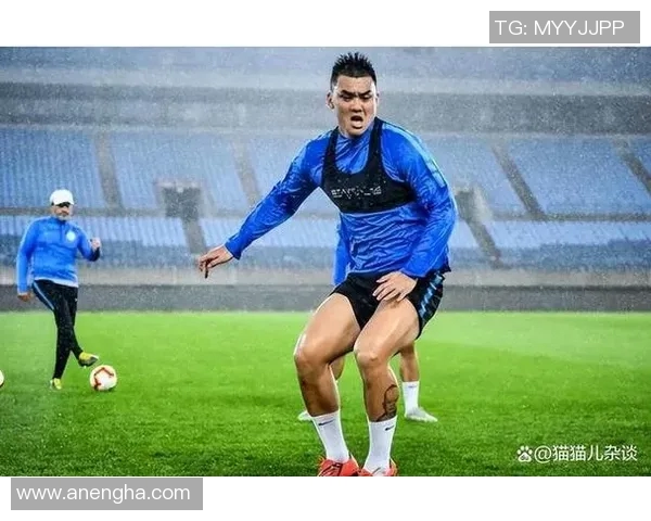 被抛弃的足球明星如何在逆境中重生与追寻自我价值的故事 被抛弃的足球明星如何在逆境中重生与追寻自我价值的故事